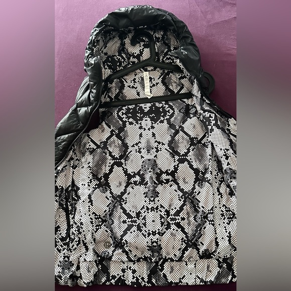 Lulu lemon reversible vest - size 4 - excellent condition - Picture 8 of 8